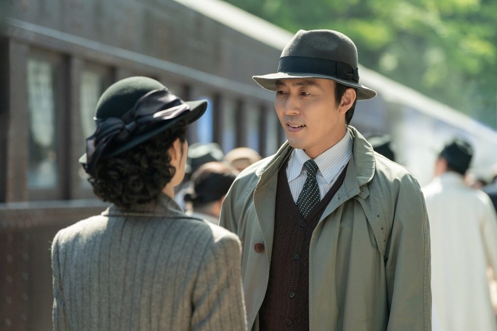 Kim Hyun-joo as Yoo So-ran and Lee Mu-saeng as Yoo Philip meeting at a railway station