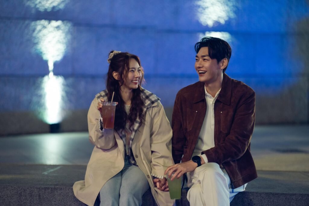 Na Bo-bae and Baek Ho-rang smiling together on a night-time date.