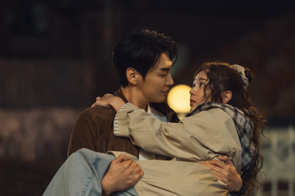 Baek Ho-rang carries Na Bo-bae in his arms during a night-time scene
