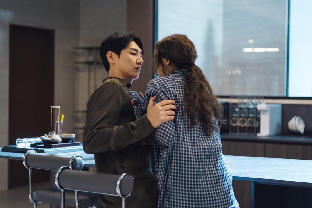 Baek Ho-rang and Na Bo-bae share a close moment beside a kitchen counter.

